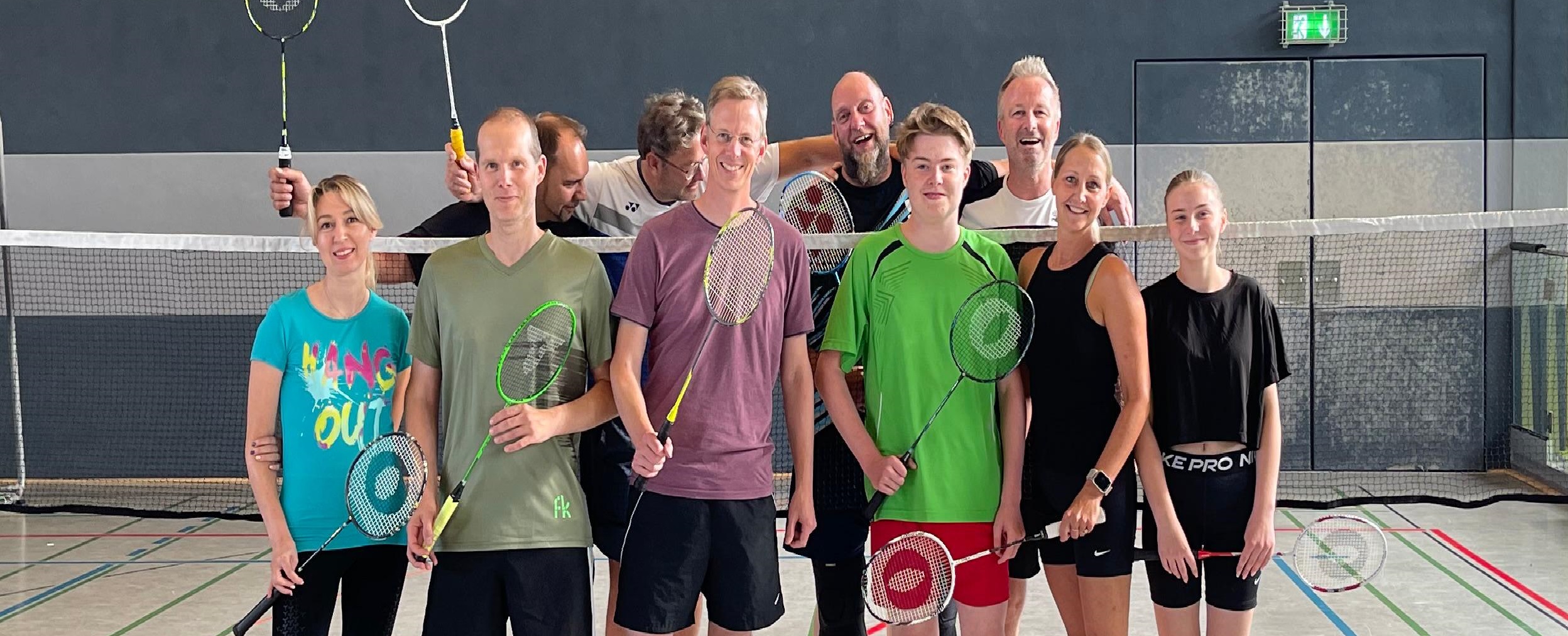 froehliche Badminton Spieler