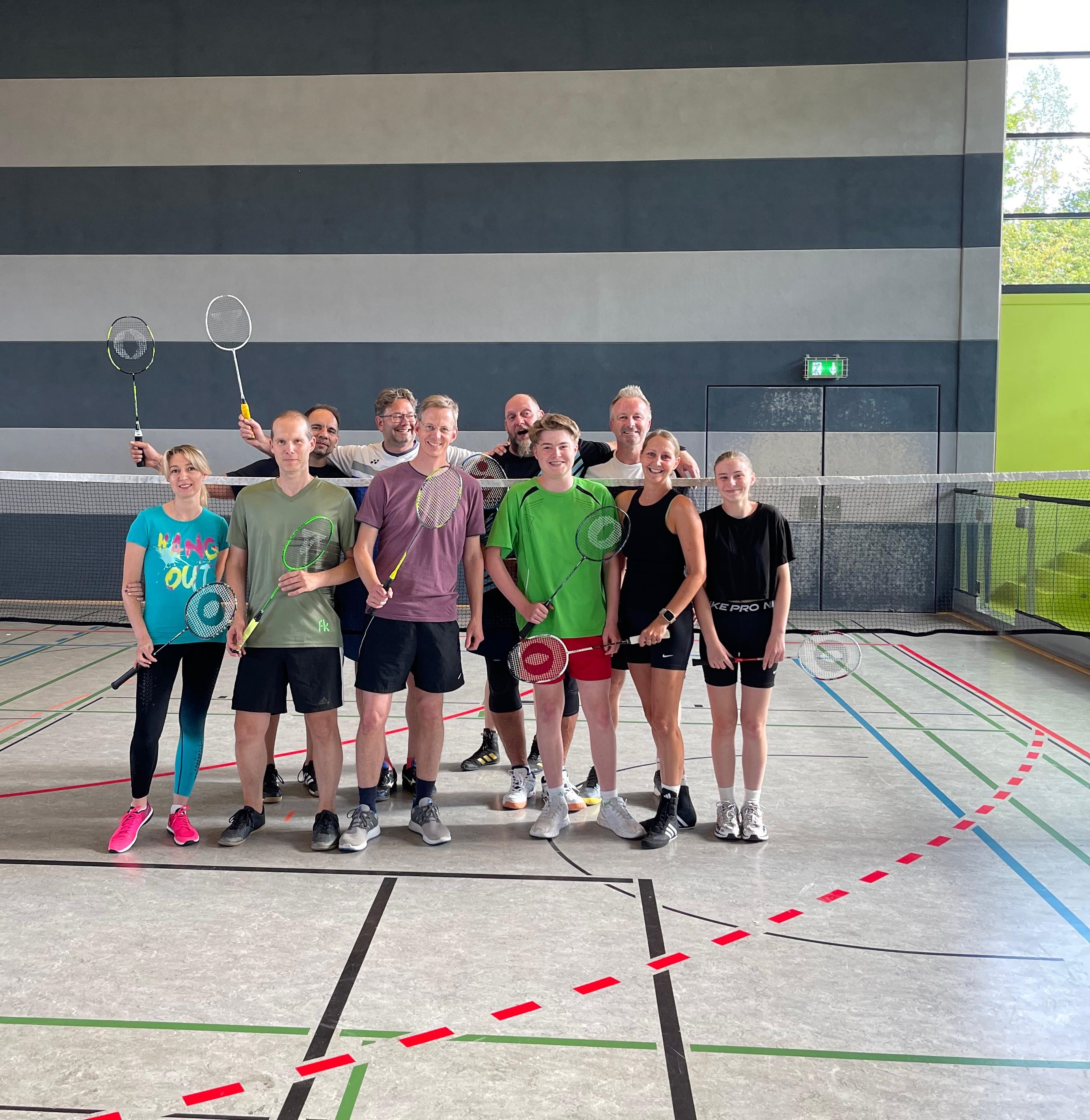 lachende_Badmintongruppe