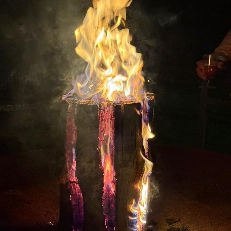 Lodernde Feuertonne im Dunkeln