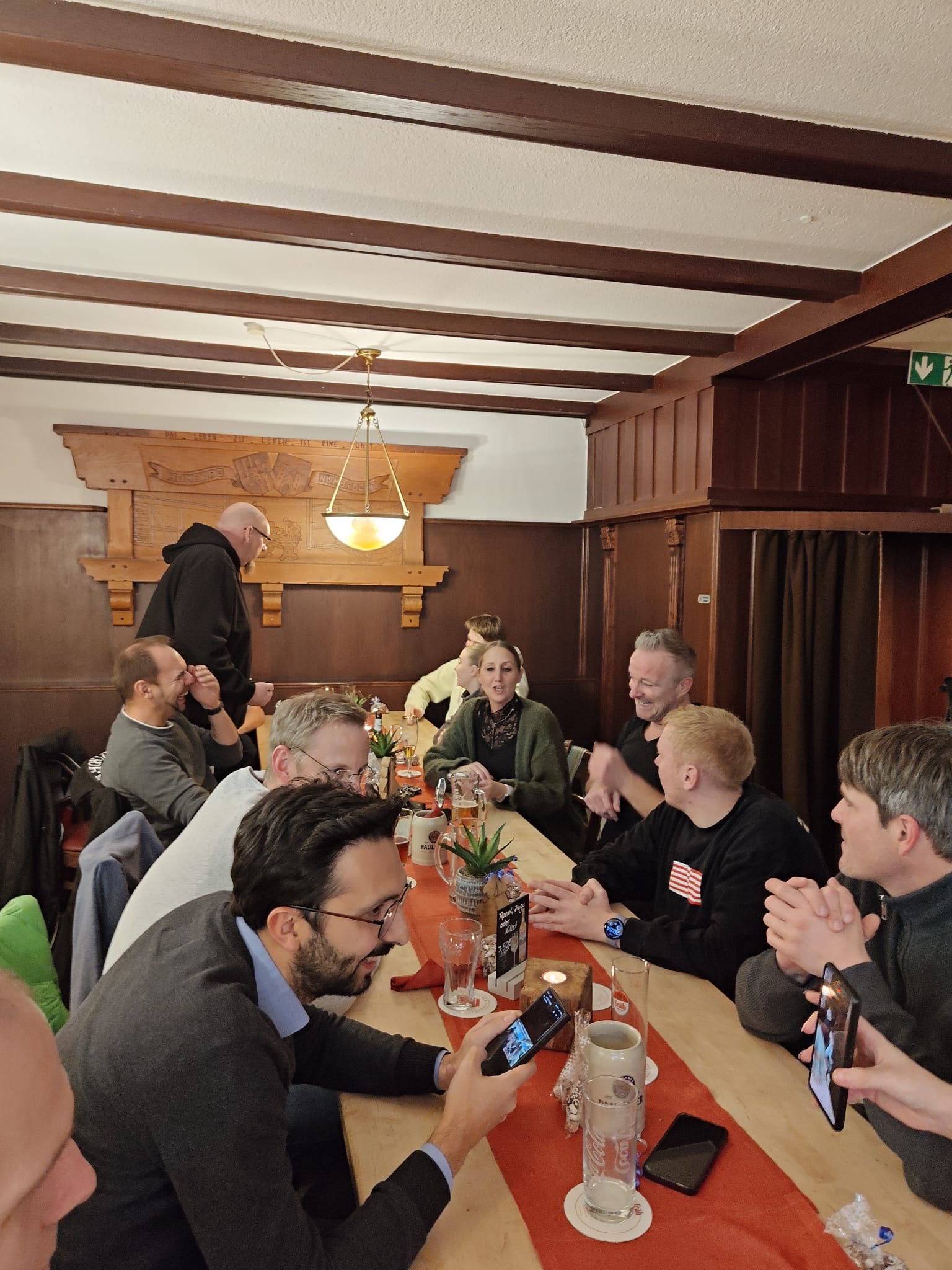 Menschen sitzen um einen Tisch herum