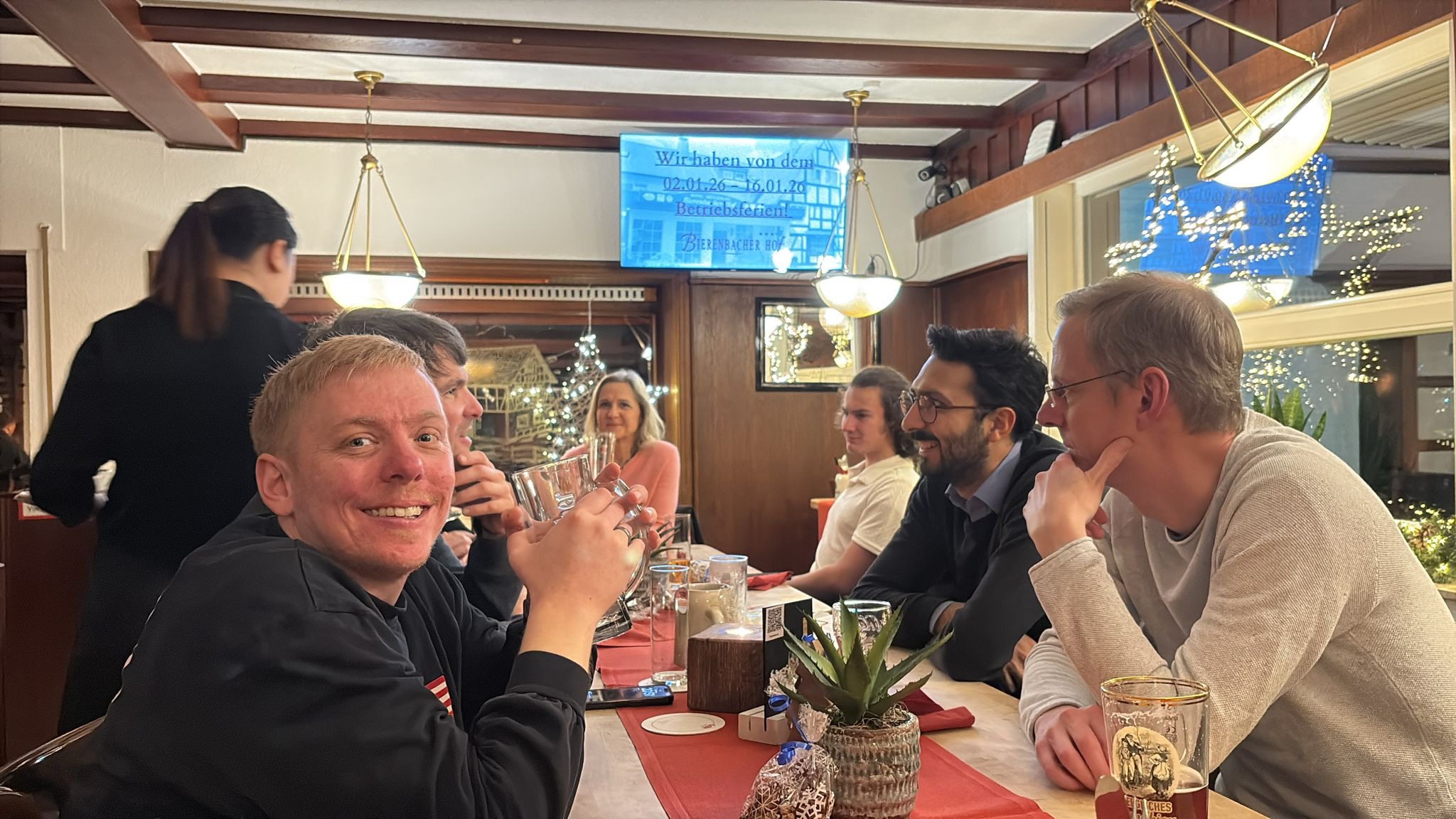 Menschen sitzen um einen Tisch herum