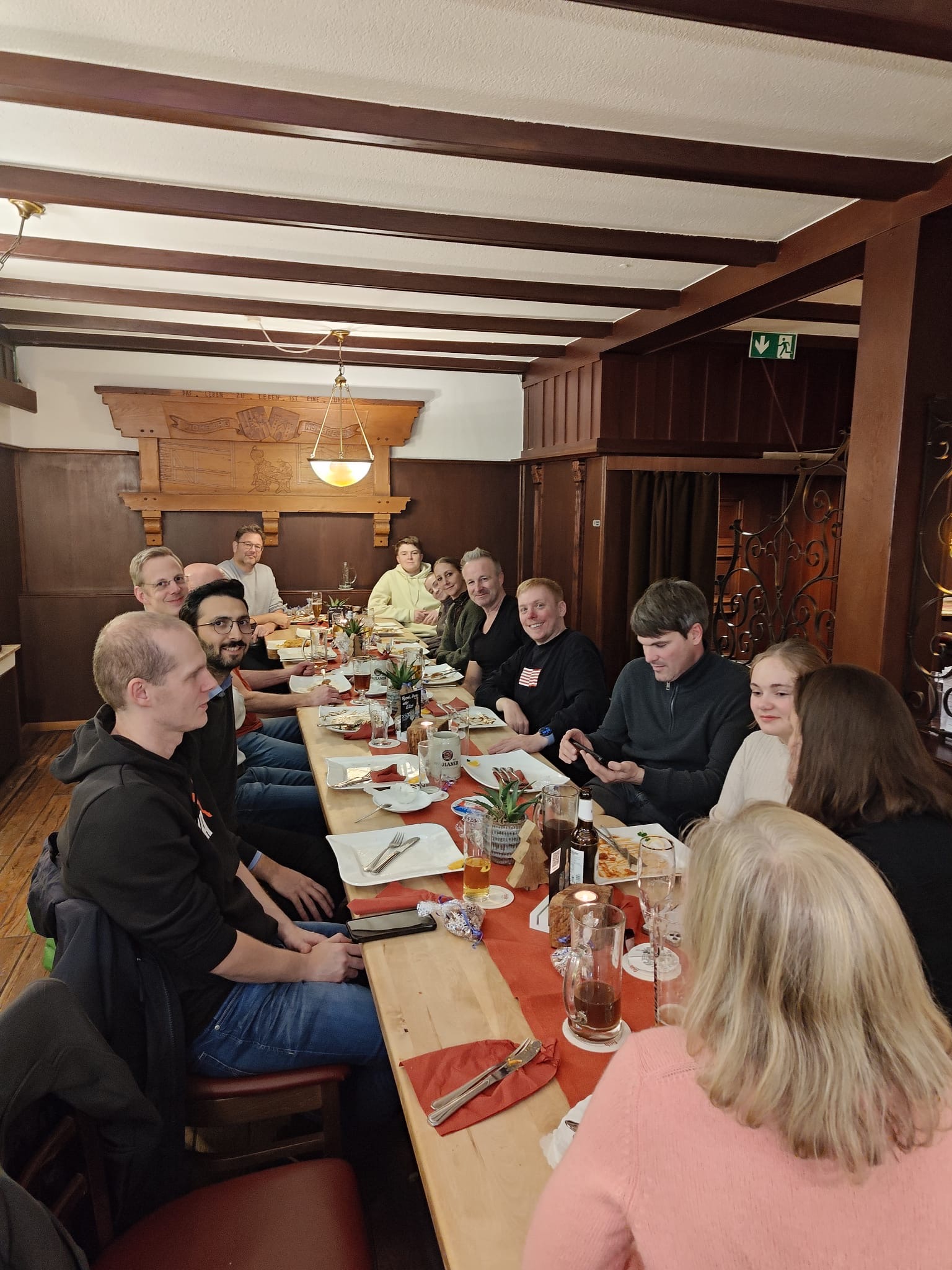 Menschen sitzen um einen Tisch herum