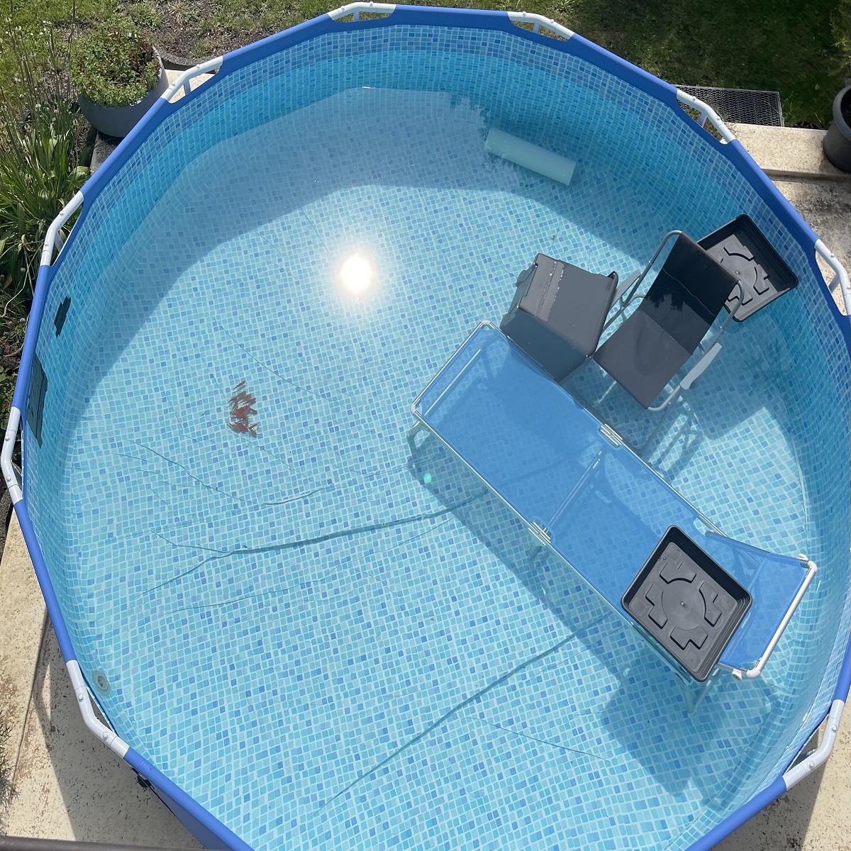 Pool_mit_Gartenmoebeln